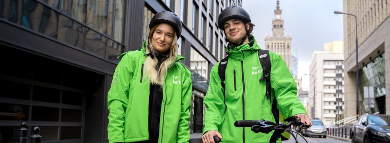 pracownicy dostarczający zakupy w ramach serwisu żabka jush